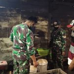 Anggota Satgas TMMD 110 Bojonegoro Giling Kedelai