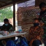 Di Warung Warga, Satgas TMMD 110 Bojonegoro Bagikan Masker