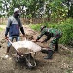 Material Pembangunan Jalan Diratakan Satgas TMMD 110 Bojonegoro Bersama Warga