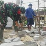 Anggota Satgas TMMD 110 Bojonegoro Pasang Batu Hebel SD Ngrancang