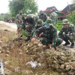 Pemerataan Batu, Anggota Satgas TMMD 110 Bojonegoro Gotong-Royong Bersama Warga