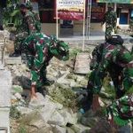 Satgas TMMD 110 Bojonegoro Di Ngrancang, Gotong Royong Memasang Paving