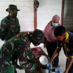 Satgas TMMD 110 Bojonegoro Membantu Warga Jatimulyo Buat Sabun