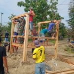 Bersama Warga, Satgas TMMD 110 Bojonegoro Gotong-Royong Bangun Gardu Poskamling