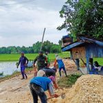 Personel Satgas TMMD 110 Bojonegoro Bersama Rakyat Bangun Jalan