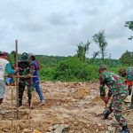 Buat Lubang Pondasi, Anggota Satgas TMMD 110 Bojonegoro Bantu Warga Ngrancang