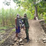 Bekerja Tanpa Masker, Satgas TMMD 110 Bojonegoro Berikan Masker Warga