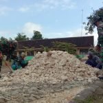 Ratakan Batu, Siapkan Pengaspalan Jalan Progran TMMD 110 Bojonegoro