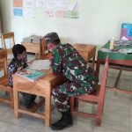 Jaringan Selular Susah, Satgas TMMD 110 Bojonegoro Bantu Anak Belajar