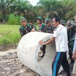 Satgas TMMD Kodim 0415/BTH Ajak Warga Sungai Terap Pasang Gorong-gorong