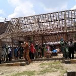 TMMD 110 Bojonegoro, Wakil Ketua DPRD Pikul Kerangka Rumah Program Aladin Tambakrejo