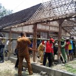 TMMD 110 Bojonegoro, Wakil Ketua DPRD Pikul Kerangka Rumah Program Aladin Tambakrejo