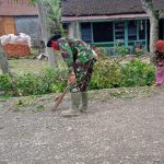 Satgas TMMD 110 Bojonegoro Bantu Membersihkan Lingkungan PAUD Melati Desa Jatimulyo