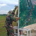Sertu Maskobah, Pasang Peta Lokasi TMMD 110 Bojonegoro Di Desa Ngrancang