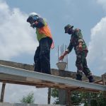 Serda Samsuri Bantu Warga Bangun Rumah Sasaran TMMD 110 Bojonegoro