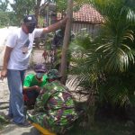 Anggota TMMD 110 Bojonegoro Bersama Warga Kompak Dirikan Umbul-Umbul