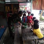 Anggota Satgas TMMD 110 Bojonegoro Melakukan Komsos Dengan Anak-Anak Tambakrejo