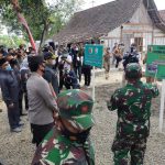Bersama Para Pejabat, Anggota Satgas TMMD 110 Bojonegoro Melaksanakan Pengecekan Sasaran RTLH