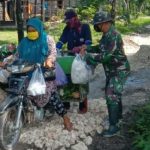 Lintasi Jalan Rusak, Pedagang Sayur Dibantu Satgas TMMD 110 Kodim Bojonegoro