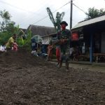Pemerataan Jalan Desa, Anggota Satgas TMMD 110 Bojonegoro Bersama Warga Gotong Royong