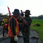 Anggota Satgas TMMD 110 Bojonegoro Ini Pasangkan Masker Ke Warga