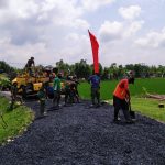 Aspal Jalan, Anggota Satgas TMMD 110 Bojonegoro Bersama Warga Gotong Royong