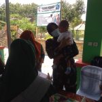 Anggota Satgas TMMD 110 Bojonegoro Melaksanakan Posyandu Bersama Masyarakat