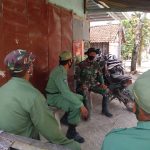 Anggota Satgas TMMD 110 Bojonegoro Komsos Dengan Anggota Linmas