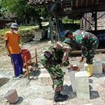 Anggota Satgas TMMD 110 Bojonegoro Membantu Pembuatan Rumah Warga