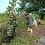 Satgas TMMD 110 Bojonegoro Dirikan Pagar Embung Jatimulyo Bersama Warga