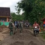 Warga Antusias Bantu Pembangunan Jalan Bersama Satgas TMMD 110 Bojonegoro