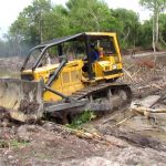 Akhirnya Satgas TMMD dan Warga Berhasil Keluarkan Alat Berat yang Terjebak di Rawa
