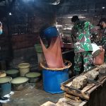 Dekatkan Diri Dengan Warga, Satgas TMMD 110 Bojonegoro Sambangi Pengrajin Tahu