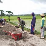 Kebut Pekerjaan Fisik TMMD 110 Bojonegoro, Satgas Pasang Batu Untuk Pemadatan Jalan