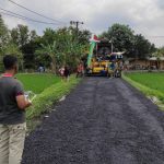 Gunakan Alat Berat, Pengaspalan Jalan TMMD 110 Bojonegoro Untuk Hasil Berkualitas