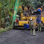Inilah Kekompakkan TNI, Dan Warga Saat Lakukan Pengaspalan Jalan Program TMMD 110 Bojonegoro