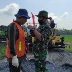 Cegah Corona Dilokasi TMMD Bojonegoro, Proses Pengaspalan Satgas Juga Bagikan Masker