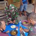 Kuliner Rujak Ala Satgas TMMD 110 Bojonegoro Saat Dirumah Singgah