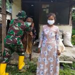 Sertu Edi, Pasangkan Masker Untuk Warga Dilokasi TMMD 110 Bojonegoro