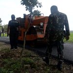 Pasiter Kodim Bojonegoro Kawal Pengaspalan Jalan Program TMMD 110 Bojonegoro