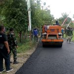 Percepat Pekerjaan, Dansatgas TMMD 110 Bojonegoro Monitoring Pengaspalan Jalan