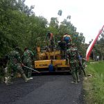 Pengaspalan Jalan Dikawal Dansatgas TMMD 110 Bojonegoro