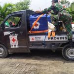 Penyemprotan Fasilitas Umum Dilokasi, Satgas TMMD Kodim Bojonegoro Bantu Pengisian Cairan Desinfektan