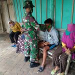 Anggota Satgas TMMD 110 Bojonegoro Membantu Melaksanakan Penertiban Masker