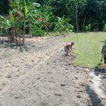 Manfaatkan Lahan Kosong, Satgas TMMD 110 Bojonegoro Ajak Warga Tanam Pohon Pisang