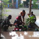 Warga Ngrancang Tambakrejo Bojonegoro, Turut Pengecatan Pagar Balai Desa