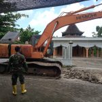 Bakal Diaspal, Paving Ruas Jalan Jatimulyo Tambakrejo Bojonegoro Dikeruk Pakai Eskavator