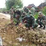 Pemerataan Batu, Satgas TMMD 110 Bojonegoro Bersama Warga Gotong Royong