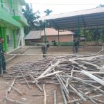 Satgas TMMD 110 Kodim 0415/BTH Rapikan Tumpukan Kayu di Area Masjid Raudhatul Hasanah
