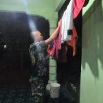 Kepedulian Satgas TMMD 110 Kodim 0415/BTH Bantu Ortu Asuh Jemur Pakaian